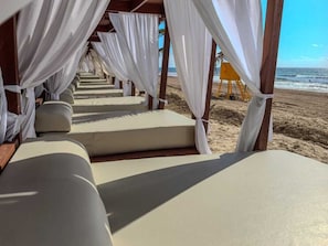 On the beach, white sand, beach towels - Flamingo Cancun - All Inclusive (Cancun)