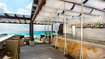 Bar junto a la piscina