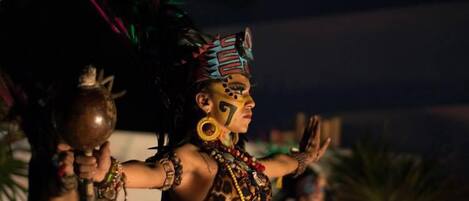 Una persona con vestimenta tradicional, tocado y accesorios.