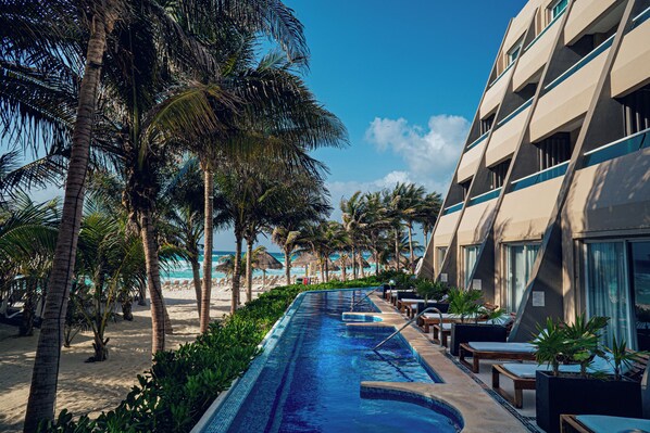 Sur la plage, sable blanc, serviettes de plage