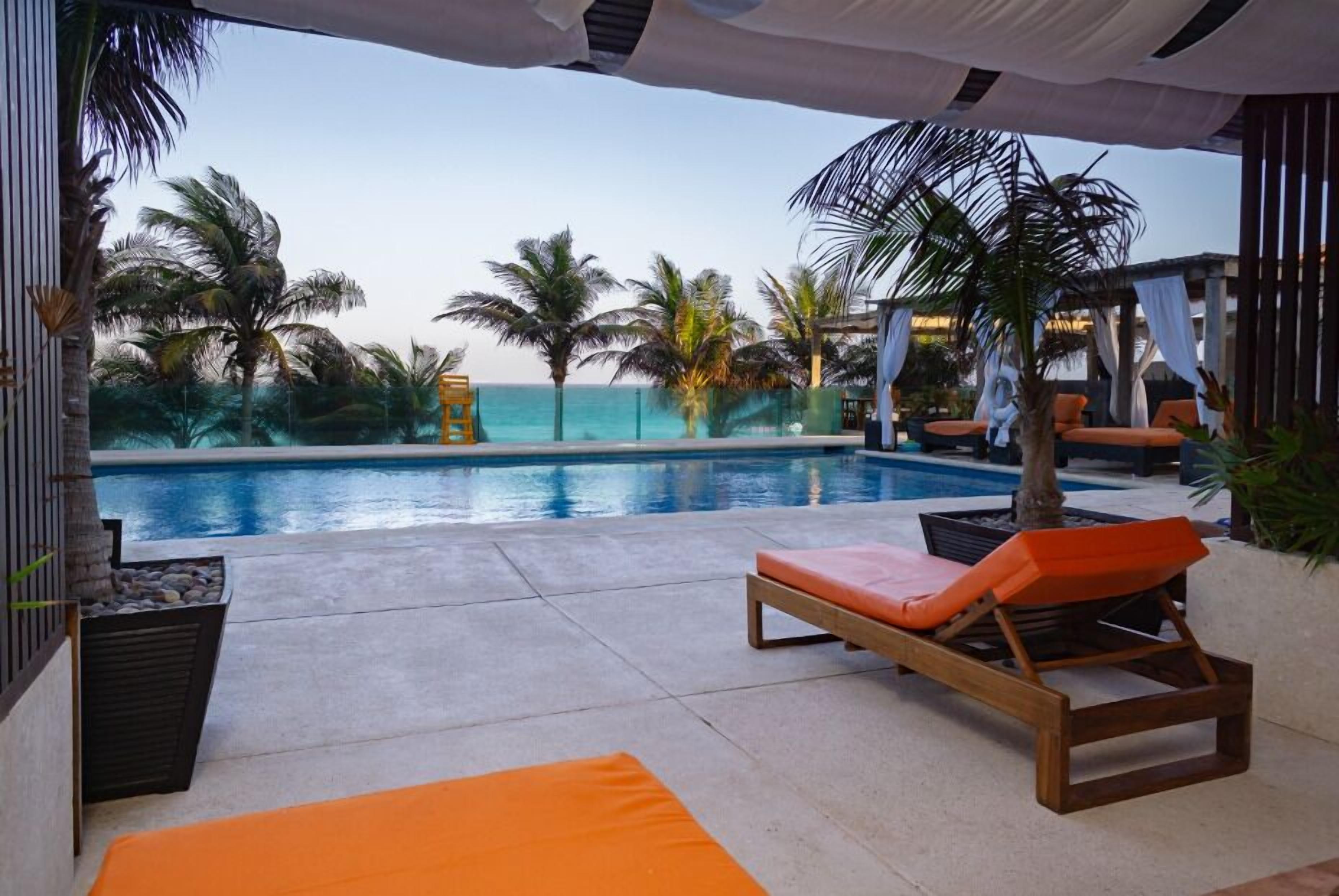 2 piscinas al aire libre, sombrillas, sillones reclinables de piscina