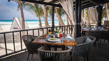 4 restaurants; breakfast, lunch, dinner, and brunch served