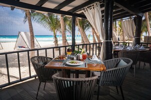 4 restaurantes; se sirve desayuno, almuerzo, cena y brunch