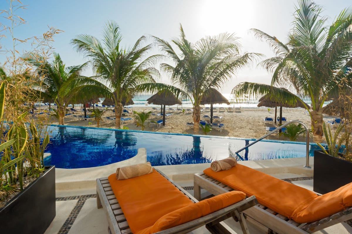 Jr Suite Swim up vista al mar | 1 habitación y artículos del minibar gratis