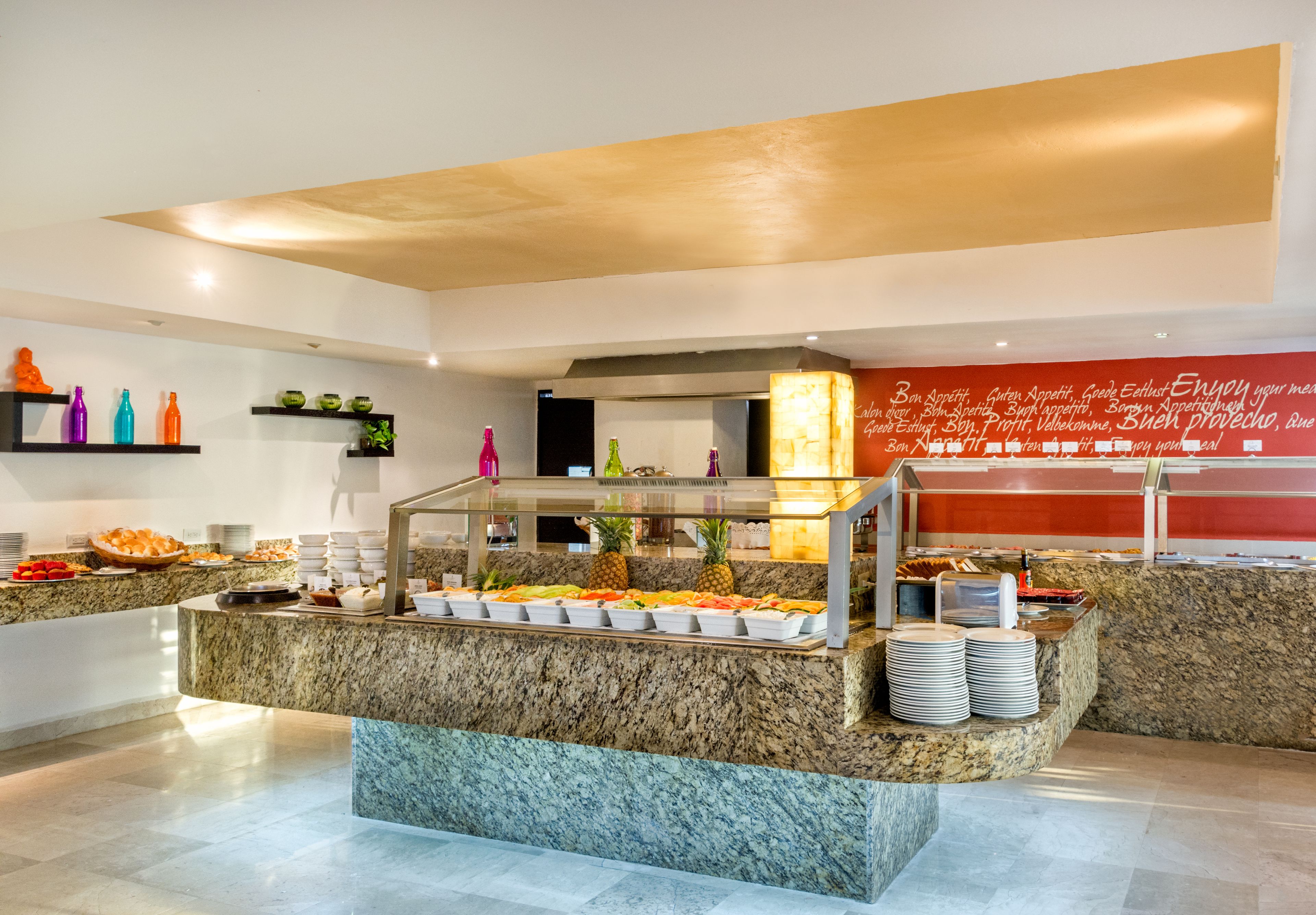 4 restaurantes; se sirve desayuno, almuerzo y cena; pizza