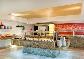 4 restaurantes, se sirven desayunos, comidas, cenas y pizza