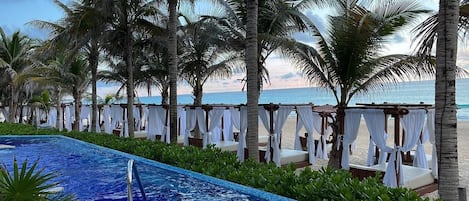 A la platja, platja de sorra blanca i tovalloles de platja