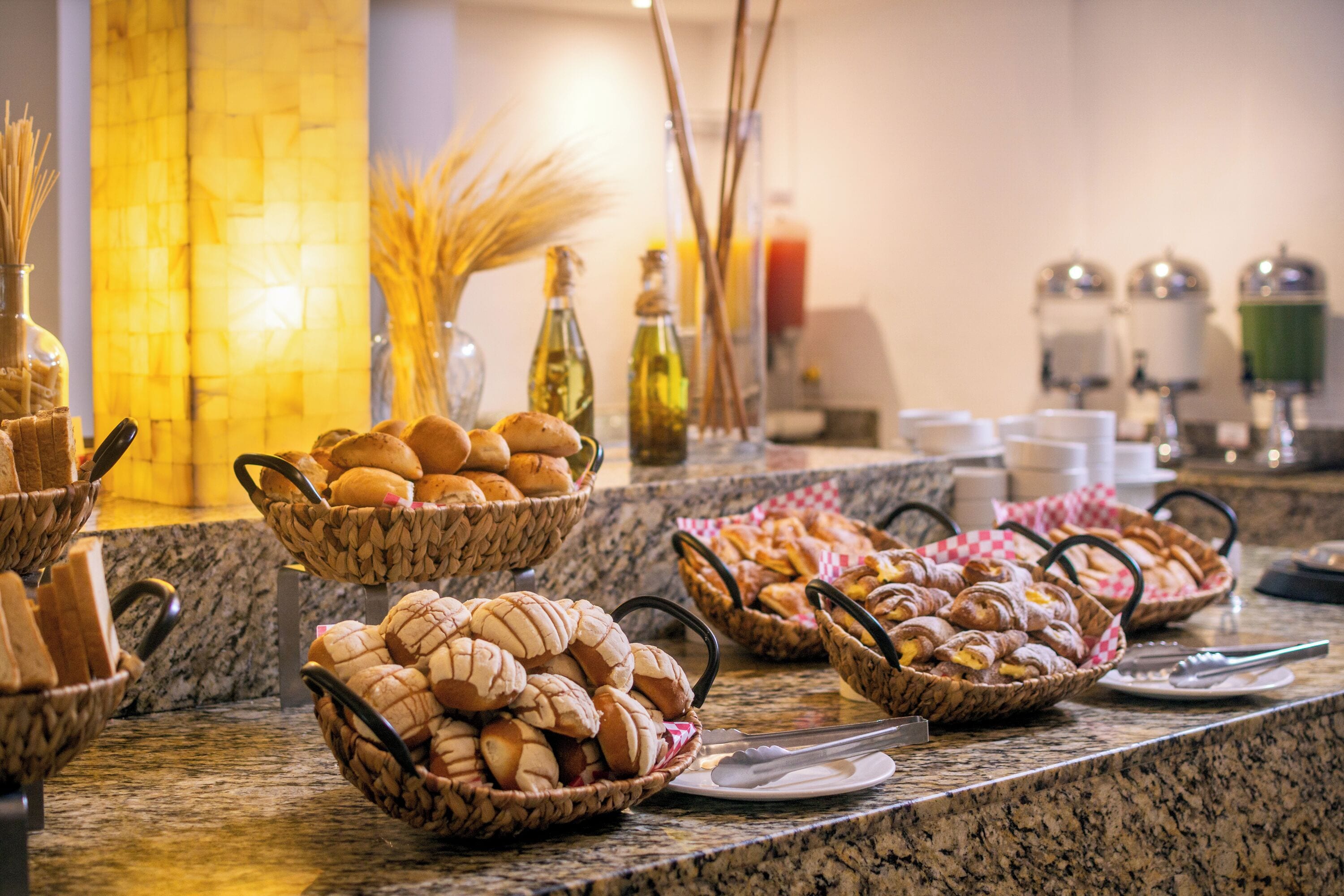 Un buffet proposant une variété de pains et de viennoiseries.