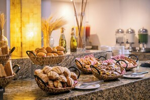 4 restaurants; breakfast, lunch, dinner, and brunch served