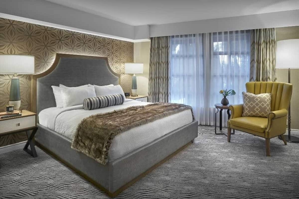 Ropa de cama hipoalergénica, camas con pillow-top y escritorio