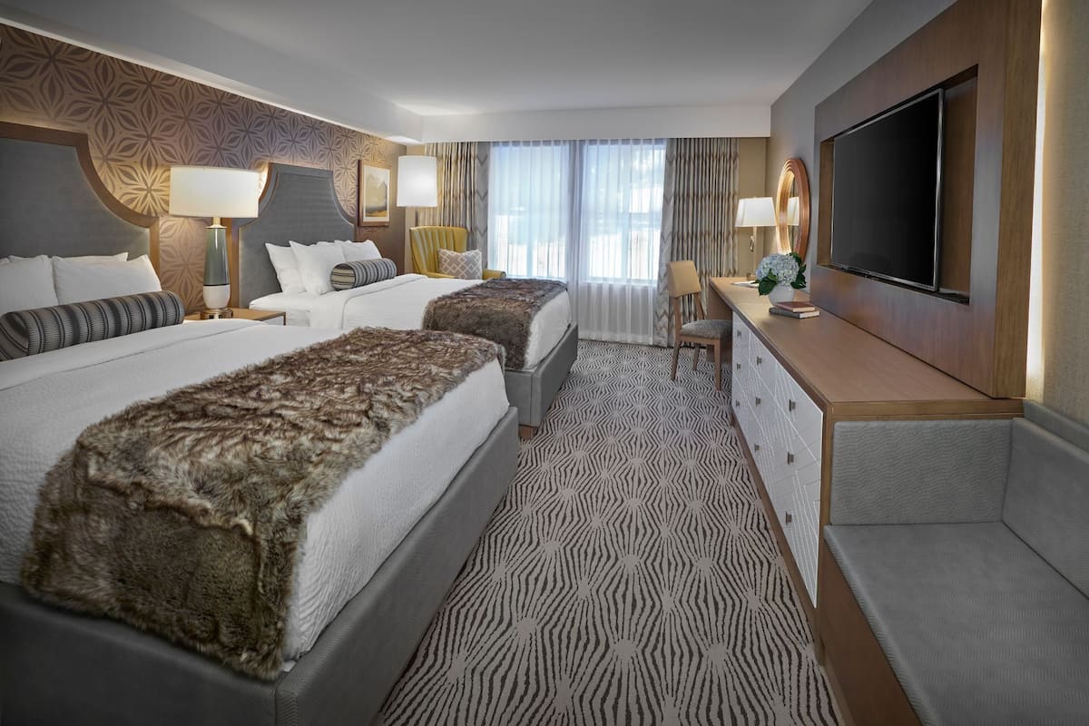 Ropa de cama hipoalergénica, camas con pillow-top y escritorio