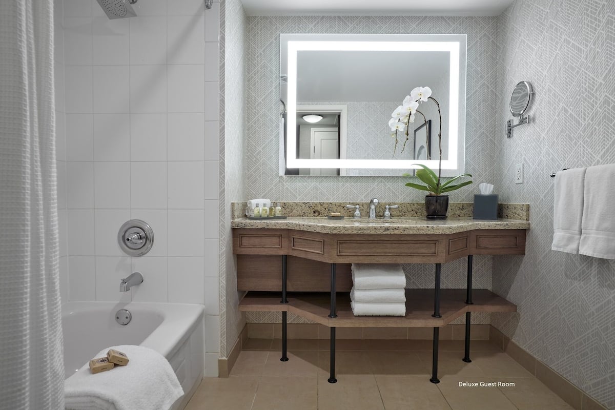 combined shower/bathtub, hydromassage showerhead, designer toiletries