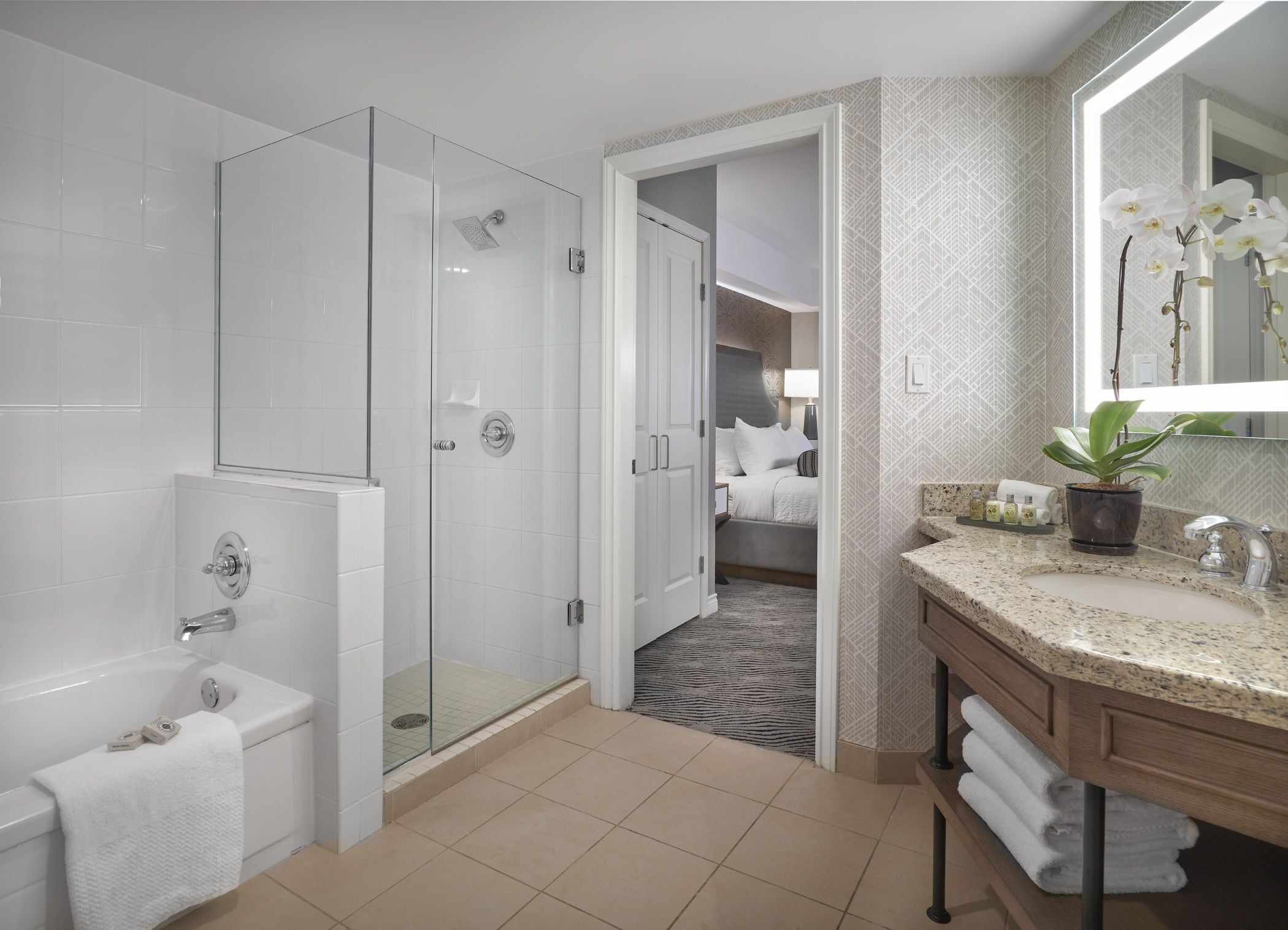 combined shower/bathtub, hydromassage showerhead, designer toiletries