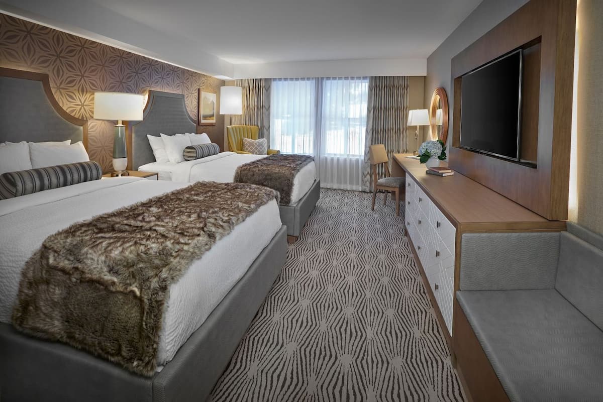 Ropa de cama hipoalergénica, camas con pillow-top y escritorio