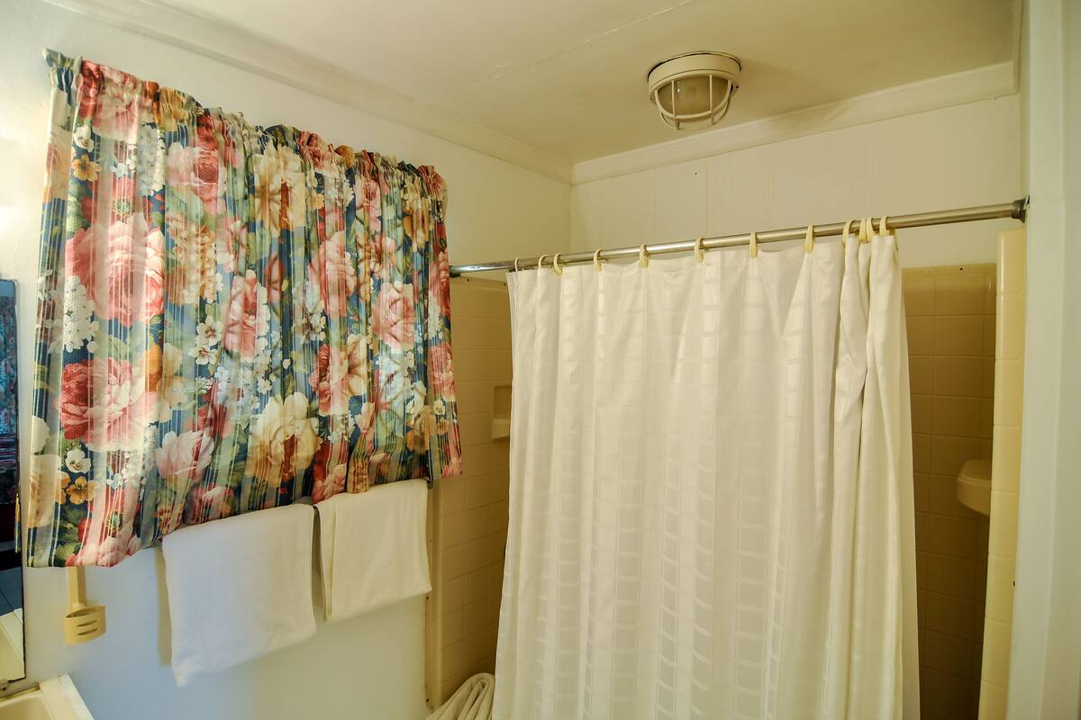 Studio, 2 Double Beds, Kitchenette | Bathroom | Free toiletries, hair dryer (on request), towels
