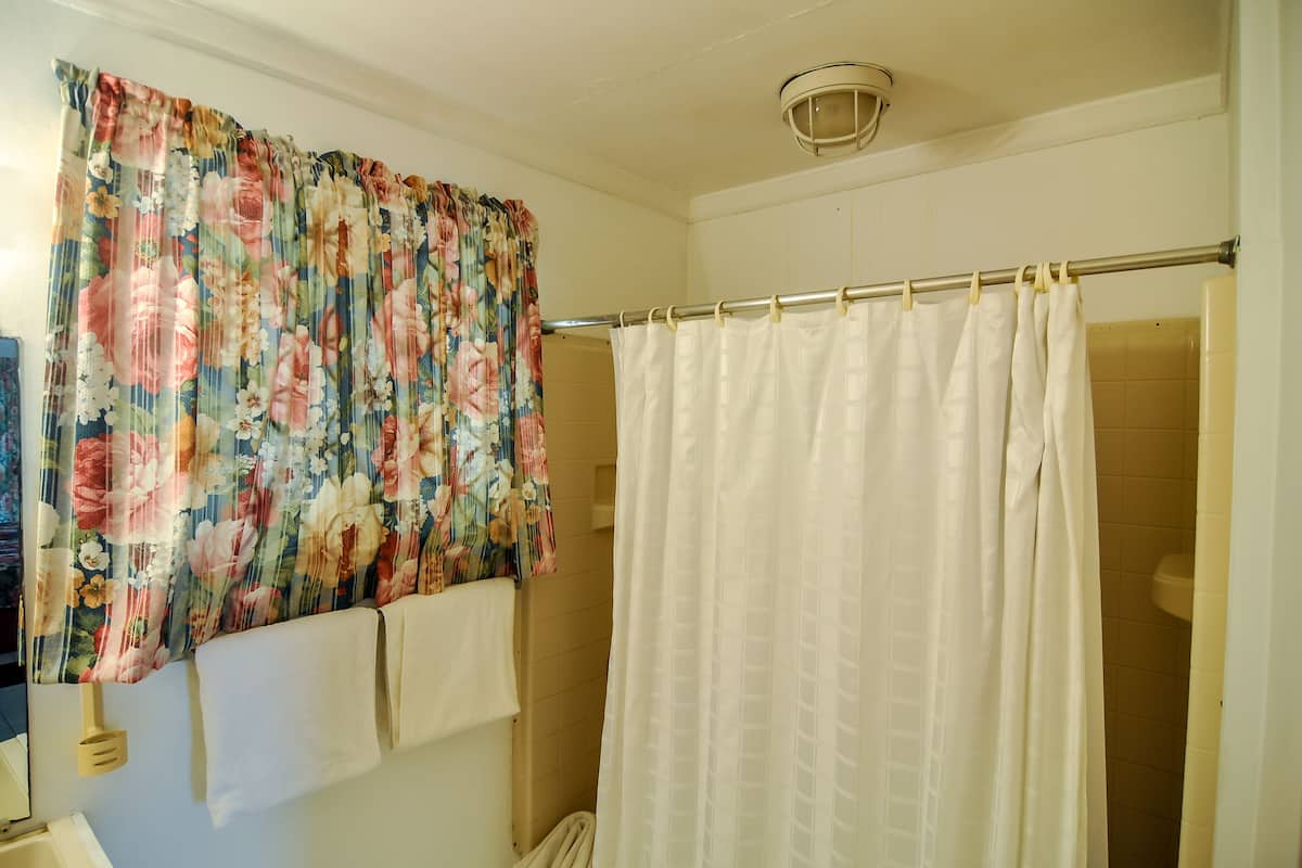 Studio, 2 Double Beds, Kitchenette | Bathroom | Free toiletries, hair dryer, towels