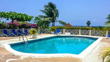 室外泳池;泳池傘、躺椅