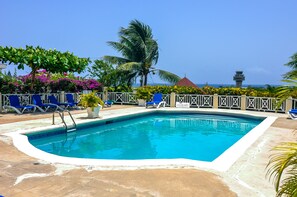Outdoor pool, pool umbrellas, sun loungers - Relax Resort (Montego Bay)