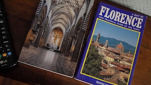 Two travel guides on a wooden surface. - Soggiorno Michelangelo (Florence)