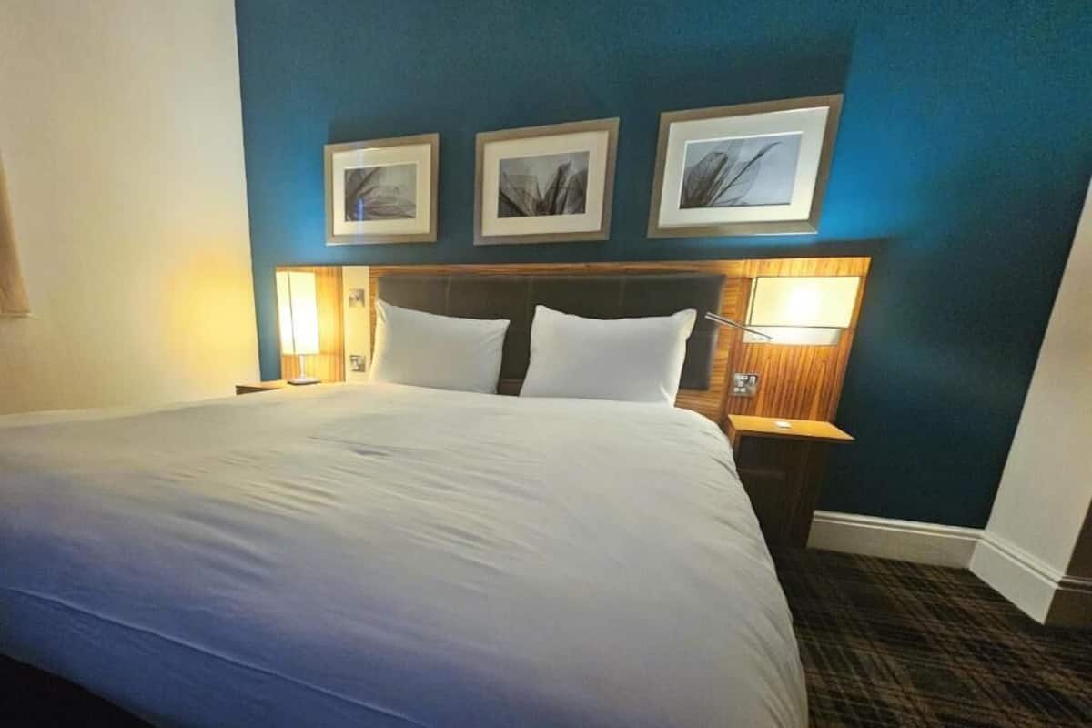Desk, WiFi (free), bed sheets