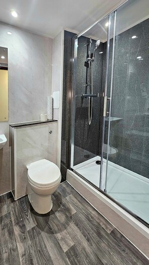 Shower, hair dryer, towels - Hampstead Britannia Hotel (London)