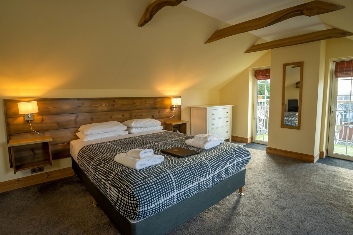 Premium bedding, iron/ironing board (on request), free WiFi, bed sheets