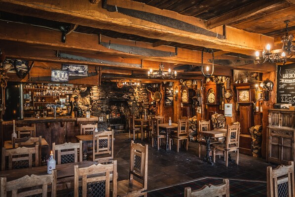 2 bars/lounges