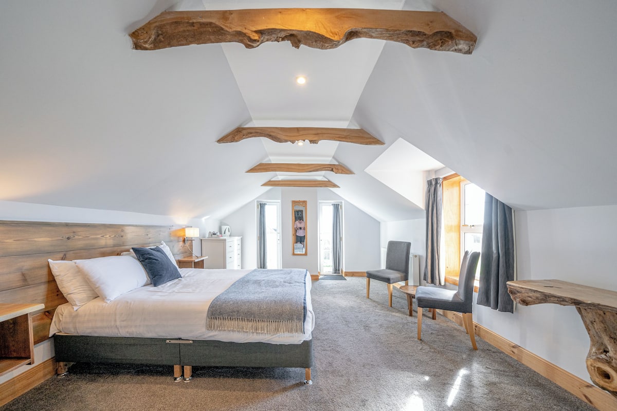 Family Room | Premium bedding, iron/ironing board, free WiFi, bed sheets