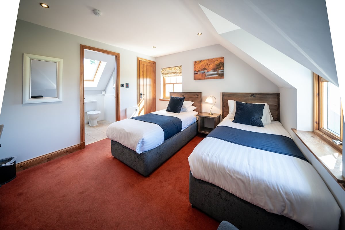 Twin Room, 2 Twin Beds | Premium bedding, iron/ironing board, free WiFi, bed sheets