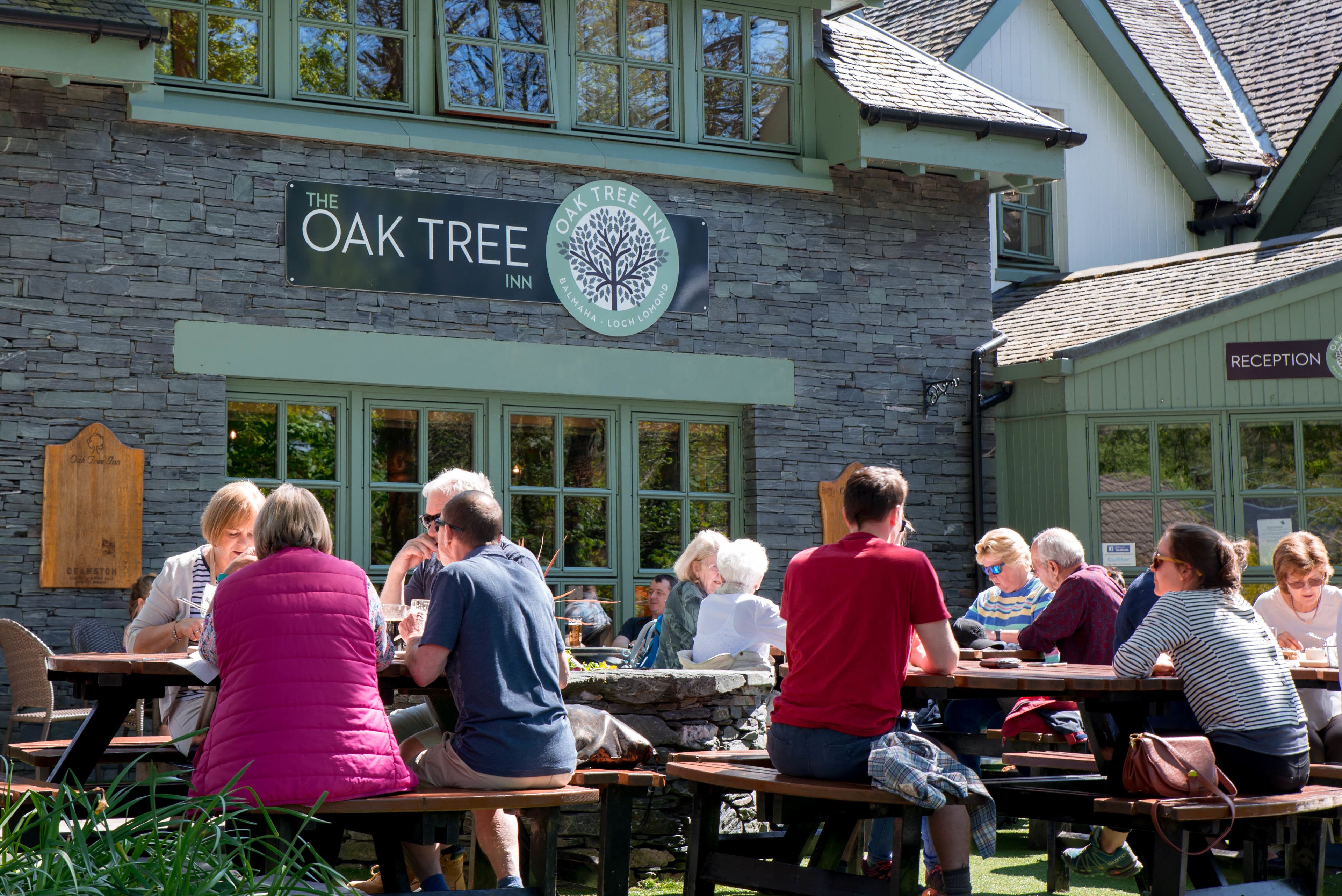 Se sirven almuerzos y cenas, restaurante con mesas al aire libre 