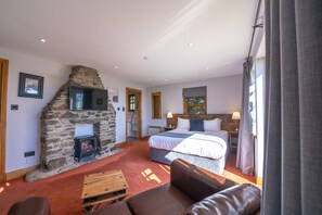 Deluxe Double Room | Premium bedding, iron/ironing board, free WiFi, bed sheets - The Oak Tree Inn (Balmaha)
