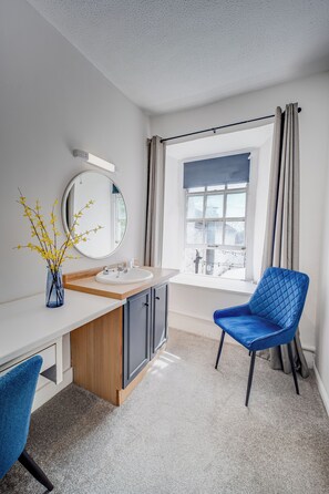 1 bedroom, hypo-allergenic bedding, desk, laptop workspace