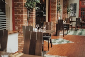 Breakfast, lunch, dinner and brunch served - The Cabarfeidh Hotel (Stornoway)