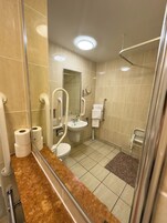 Bañera con ducha, artículos de tocador gratuitos, secador de pelo