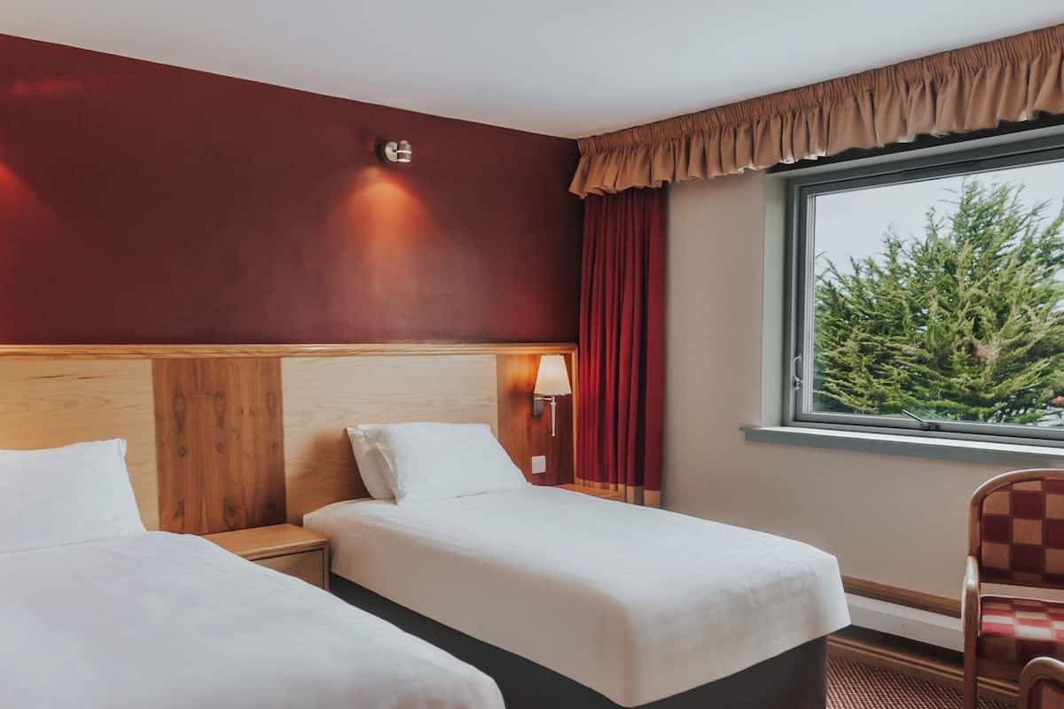 Standardrum | Värdeförvaringsskåp på rummet, skrivbord och strykjärn/strykbräda