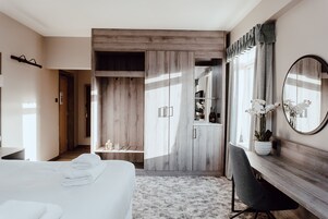 Superior double room, 1 double bed | In-room safe, desk, iron/ironing board, free WiFi