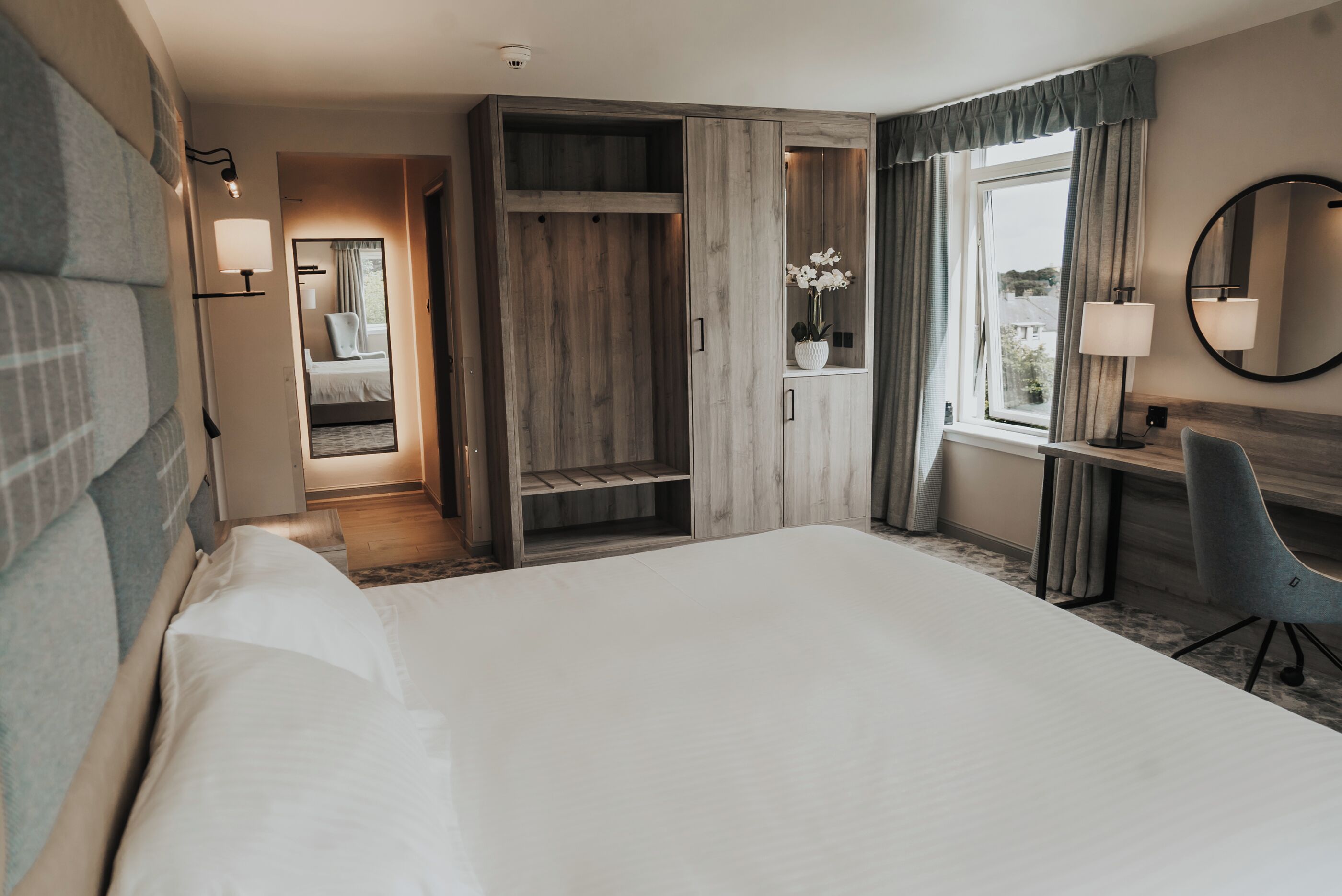 行政双人房或双床房 | 客房内保险箱、办公桌、熨斗/熨板、免费 WiFi