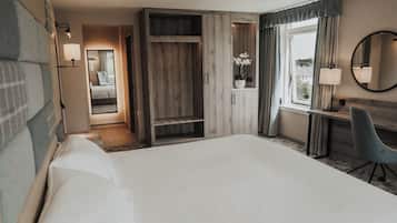 Executive kamer, 1 twee- of 2 eenpersoonsbedden | Een kluis op de kamer, een bureau, een strijkplank/strijkijzer