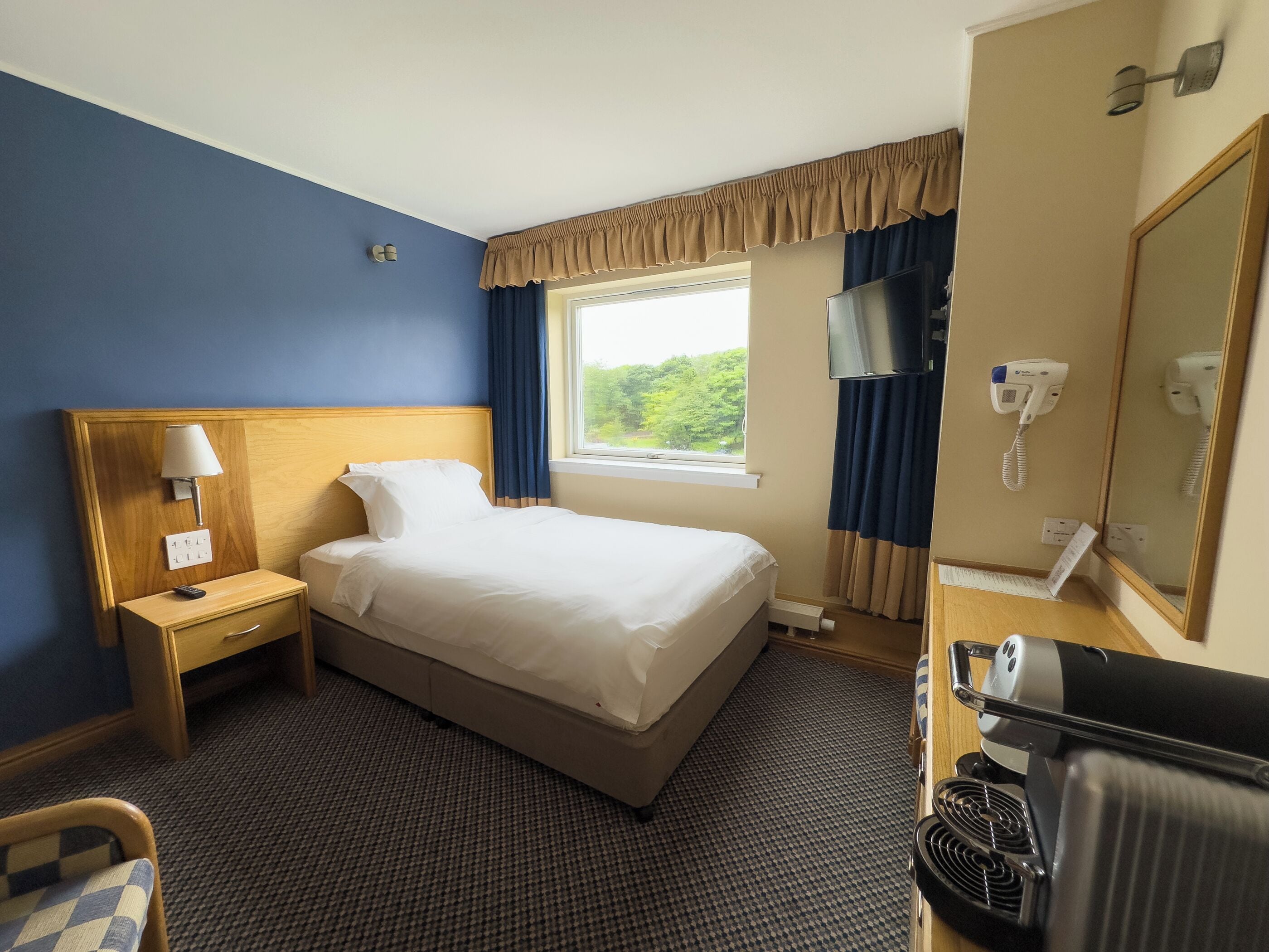 Superior enkelrum - 1 enkelsäng | Värdeförvaringsskåp på rummet, skrivbord och strykjärn/strykbräda