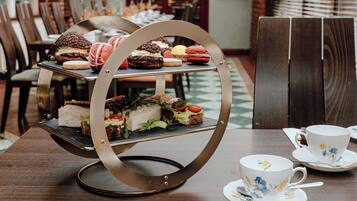 Frokost, lunsj og middag serveres, lokale retter