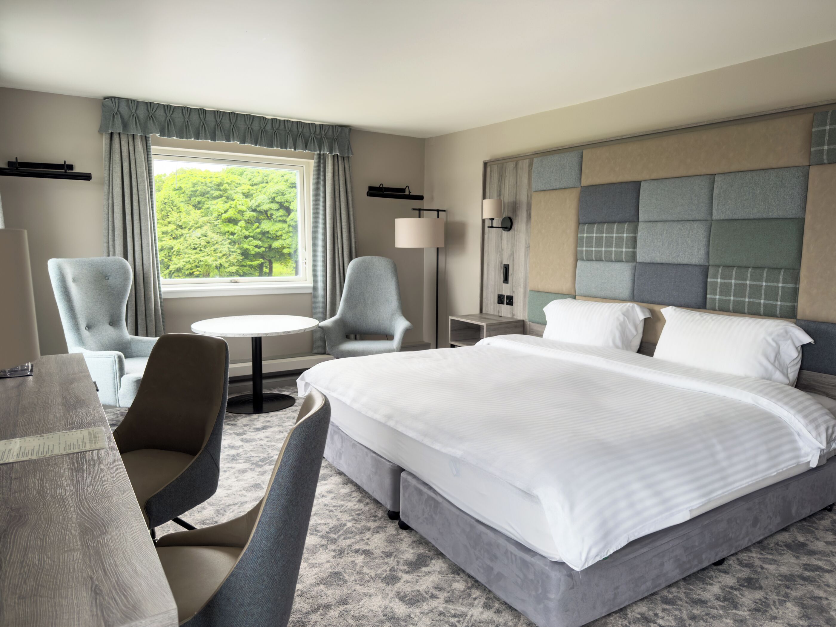 行政双人房或双床房 | 客房内保险箱、办公桌、熨斗/熨板、免费 WiFi