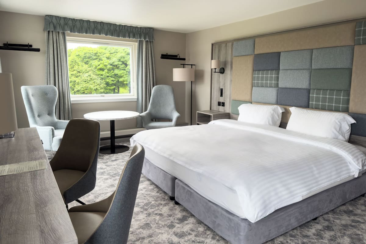 Executive dubbelrum eller tvåbäddsrum | Värdeförvaringsskåp på rummet, skrivbord och strykjärn/strykbräda