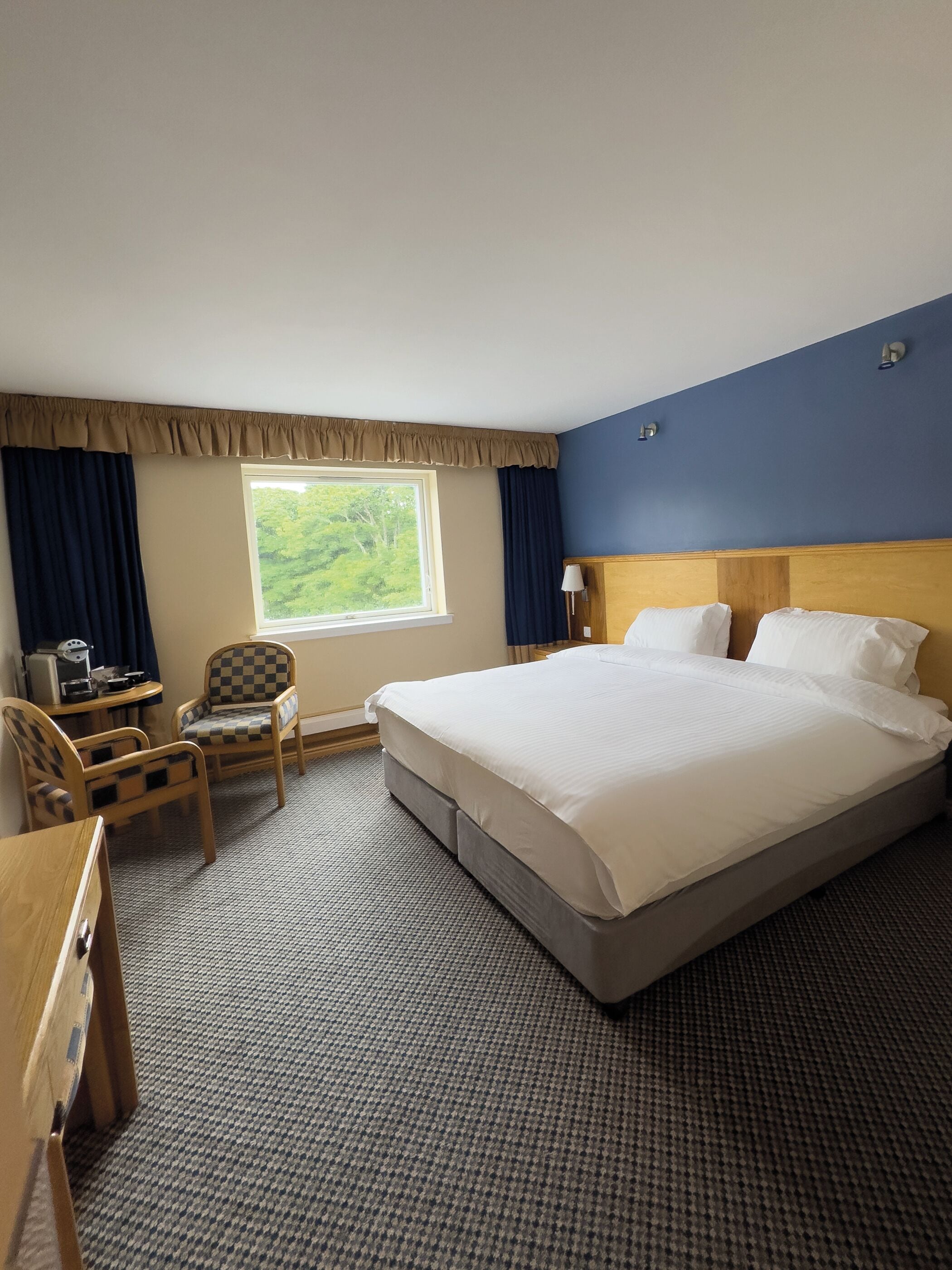 Dubbelrum eller tvåbäddsrum (Zip & Link Bed Room) | Värdeförvaringsskåp på rummet, skrivbord och strykjärn/strykbräda