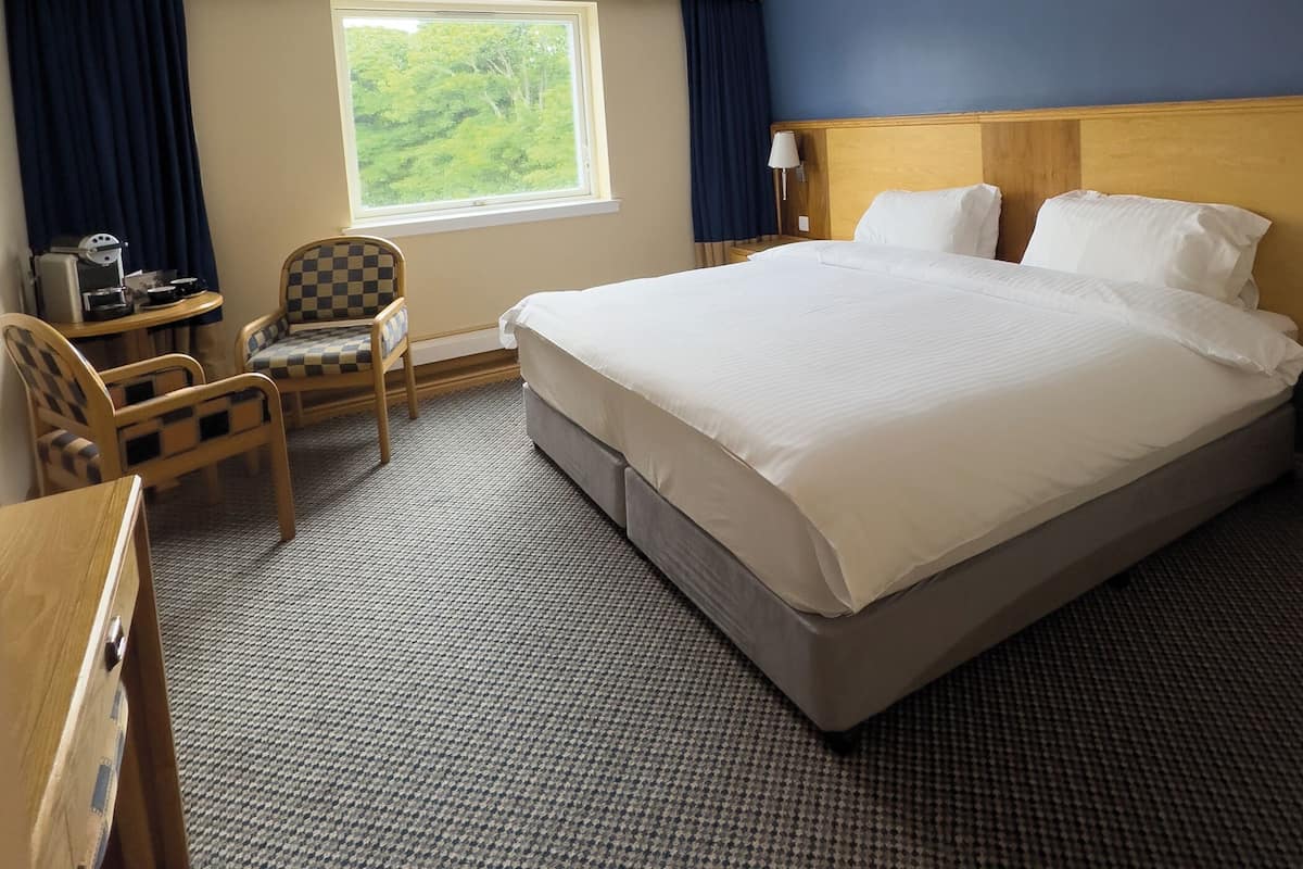 Dubbelrum eller tvåbäddsrum (Zip & Link Bed Room) | Värdeförvaringsskåp på rummet, skrivbord och strykjärn/strykbräda