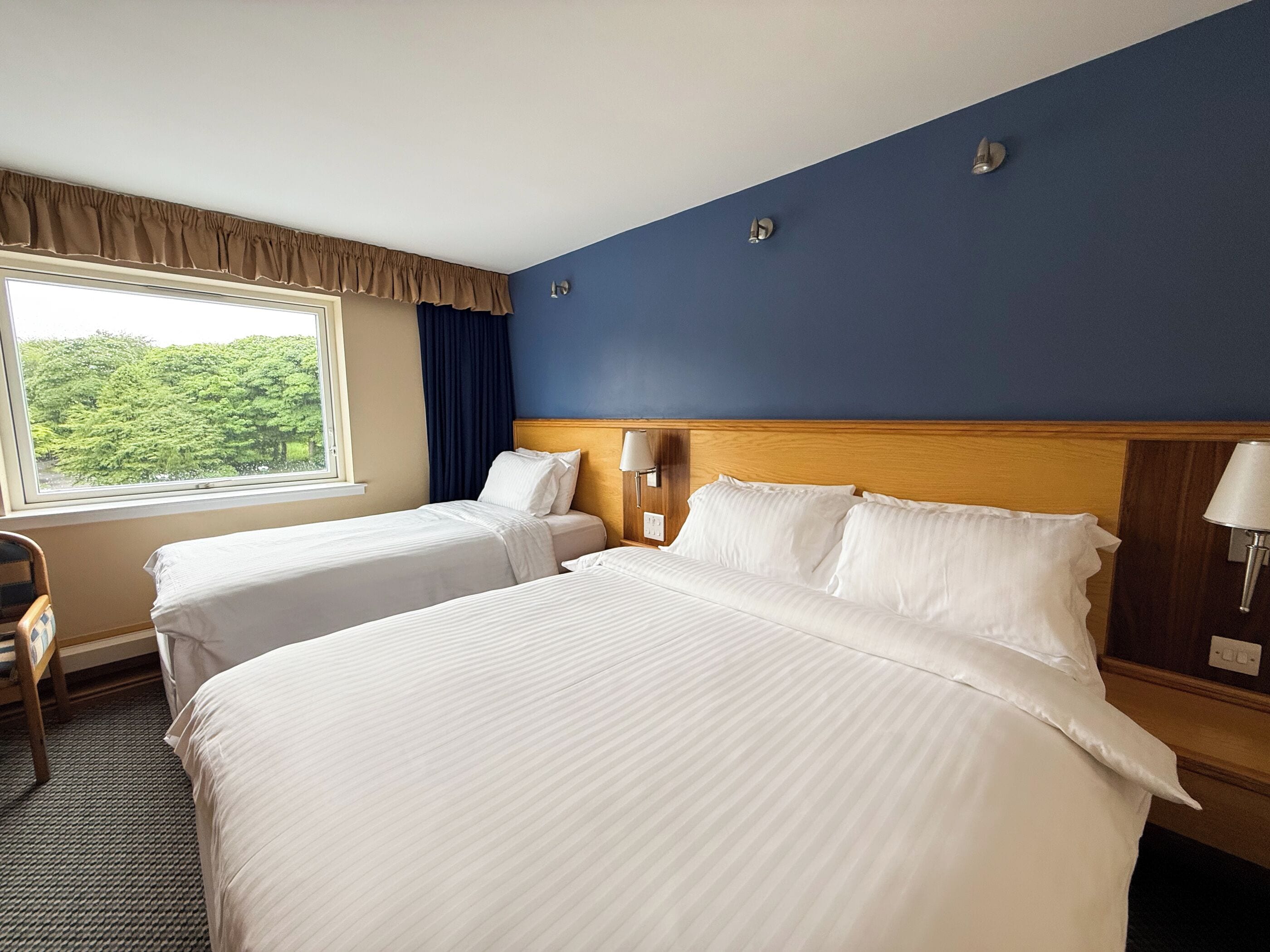 Familjerum | Värdeförvaringsskåp på rummet, skrivbord och strykjärn/strykbräda