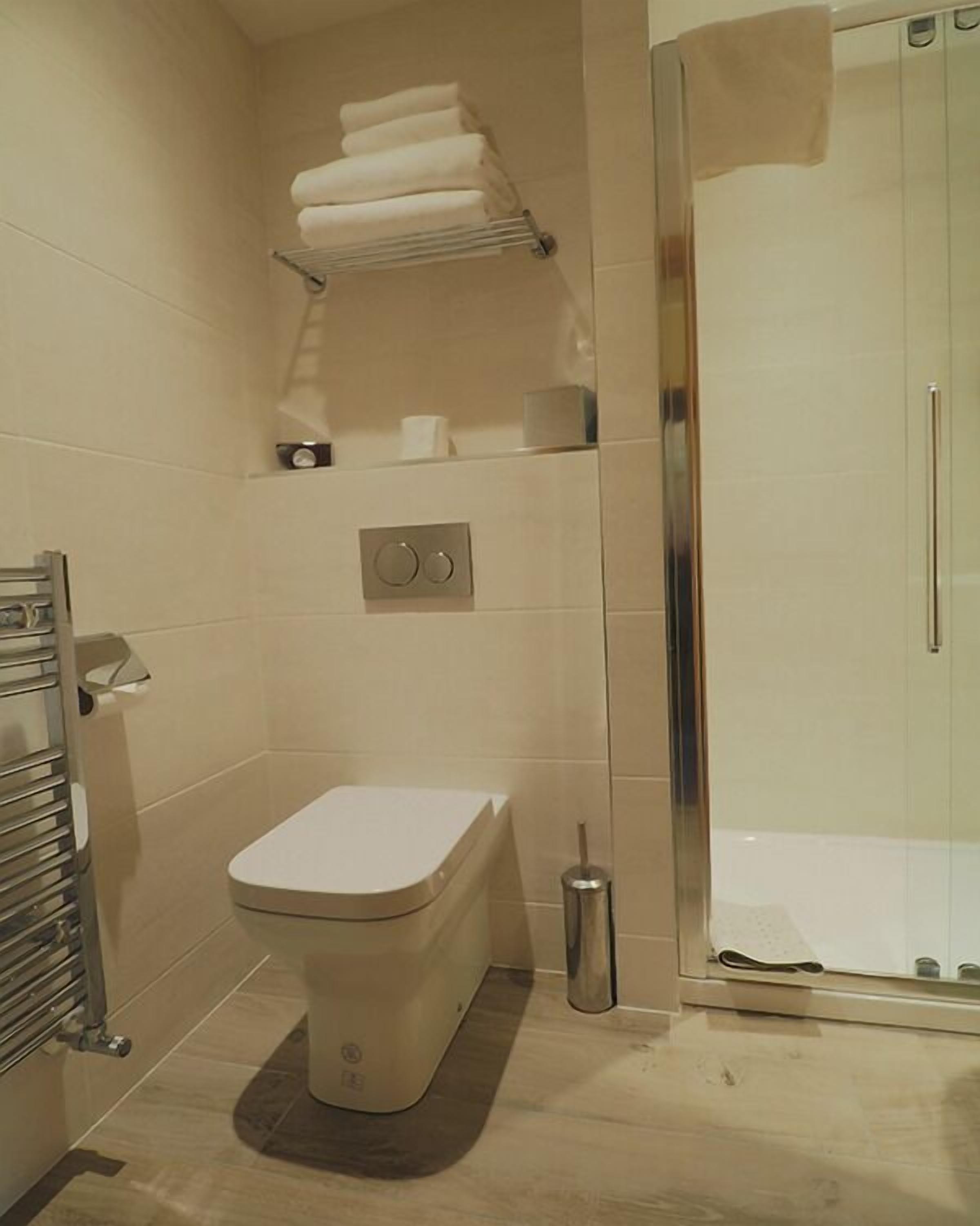 twin room | bathroom | combined shower/bathtub, free toiletries, hair dryer, towels
