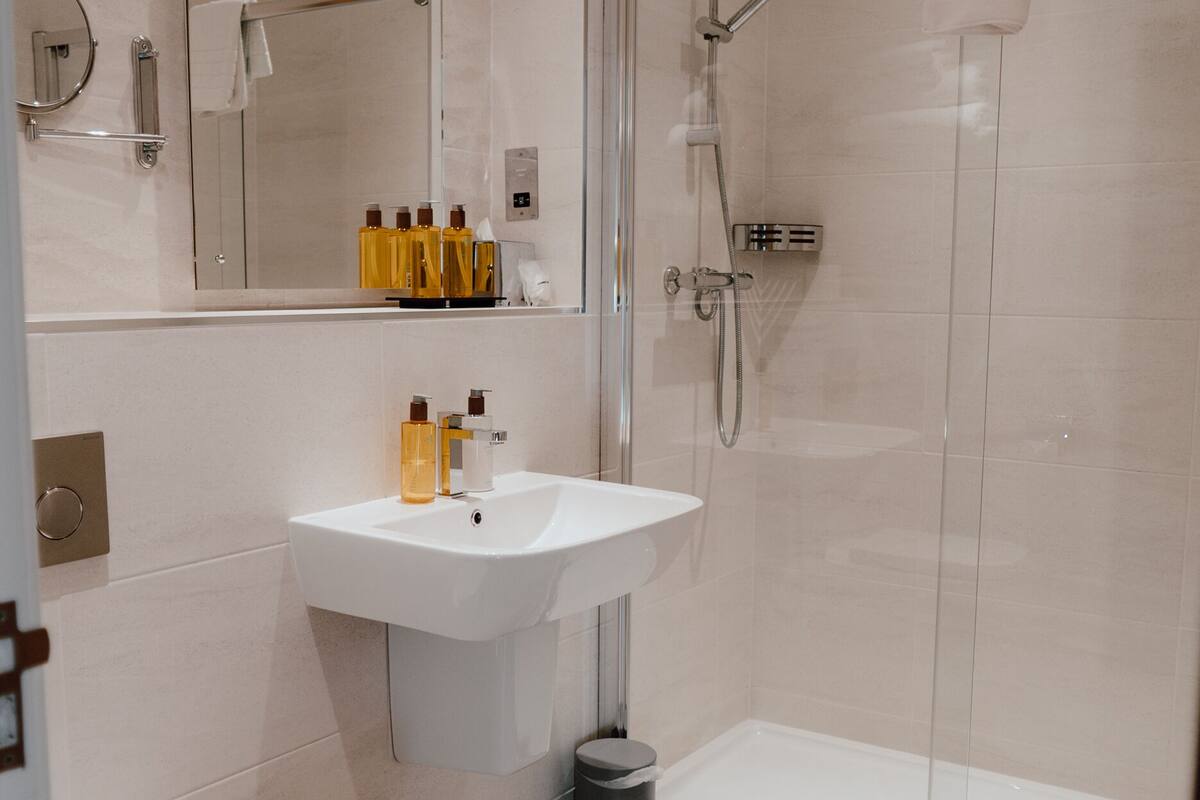 superior double room (zip & link bed room) | bathroom | combined shower/bathtub, free toiletries, hair dryer, towels
