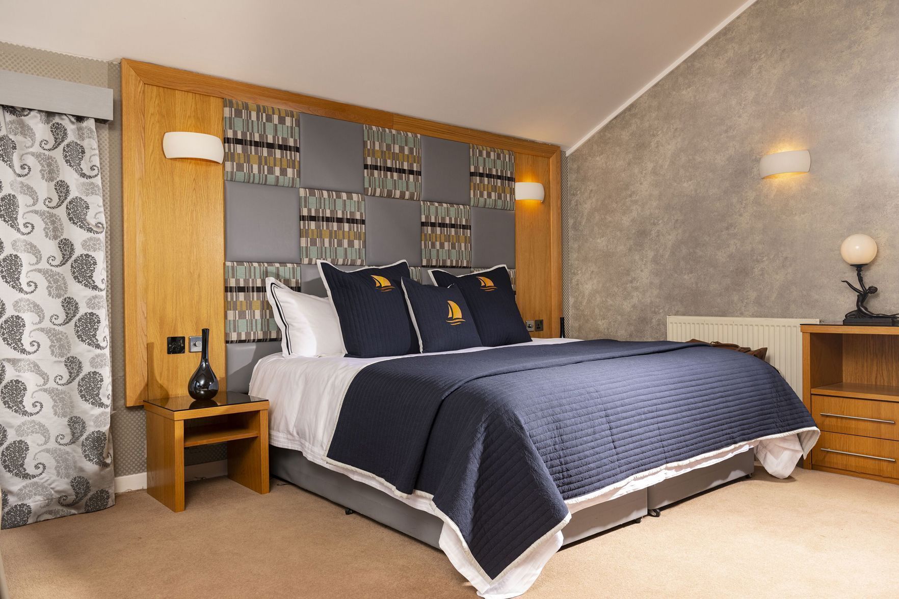 Luxe beddengoed, een minibar, individueel gedecoreerd