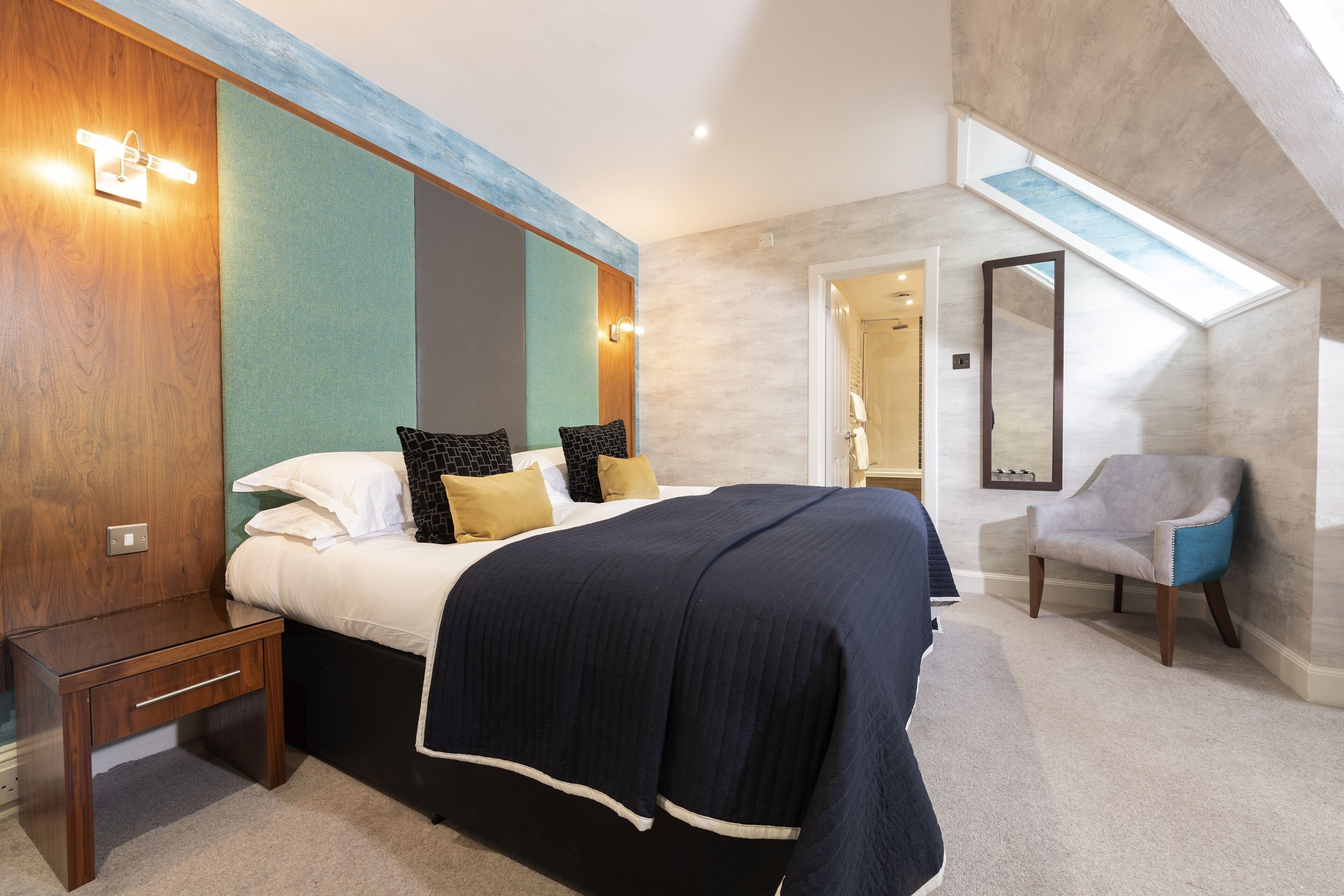 Luxe beddengoed, een minibar, individueel gedecoreerd