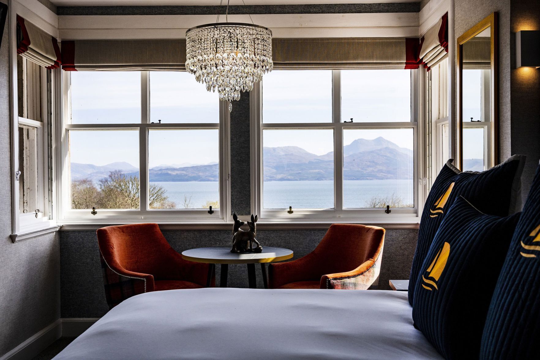 Luxe beddengoed, een minibar, individueel gedecoreerd